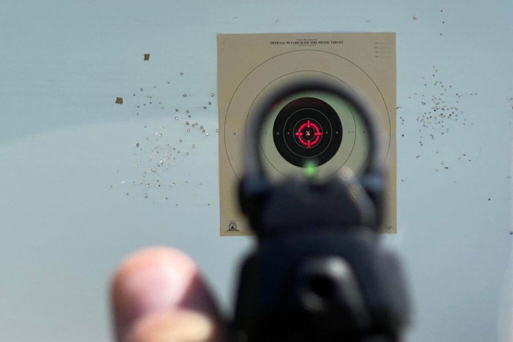 Gideon Optics Valor mini mounted to a small pistol